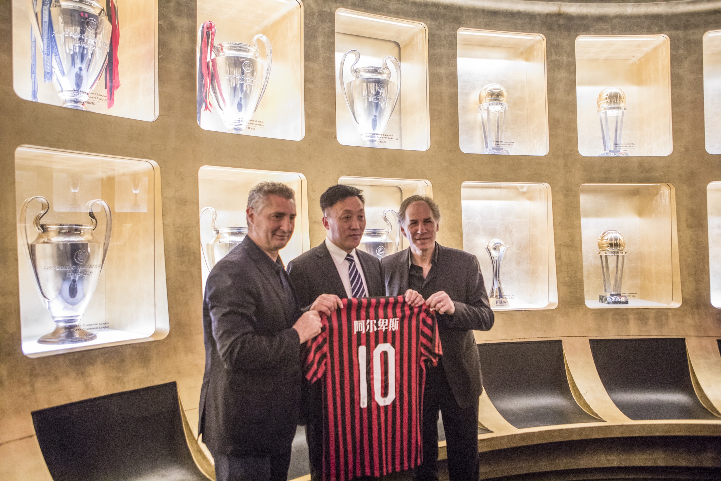 美记：雄鹿坚称不会交易字母哥，但联盟其他球队置之不理