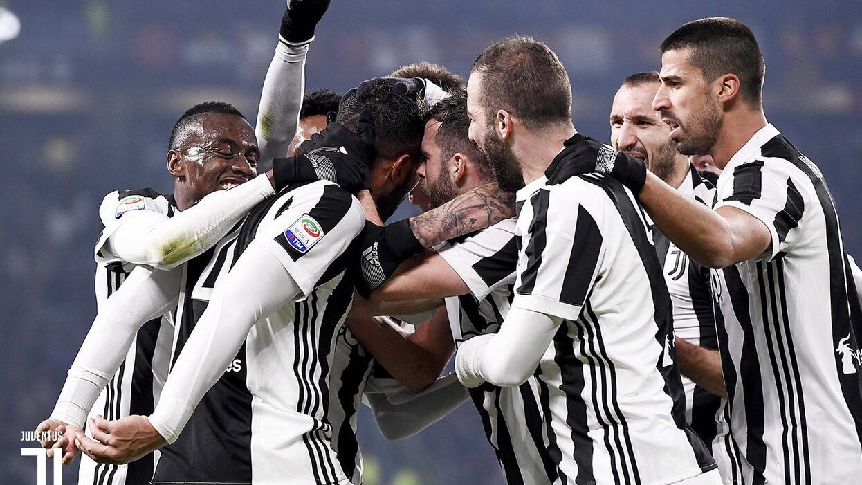 篮球篮网结束连败，全队积极庆祝