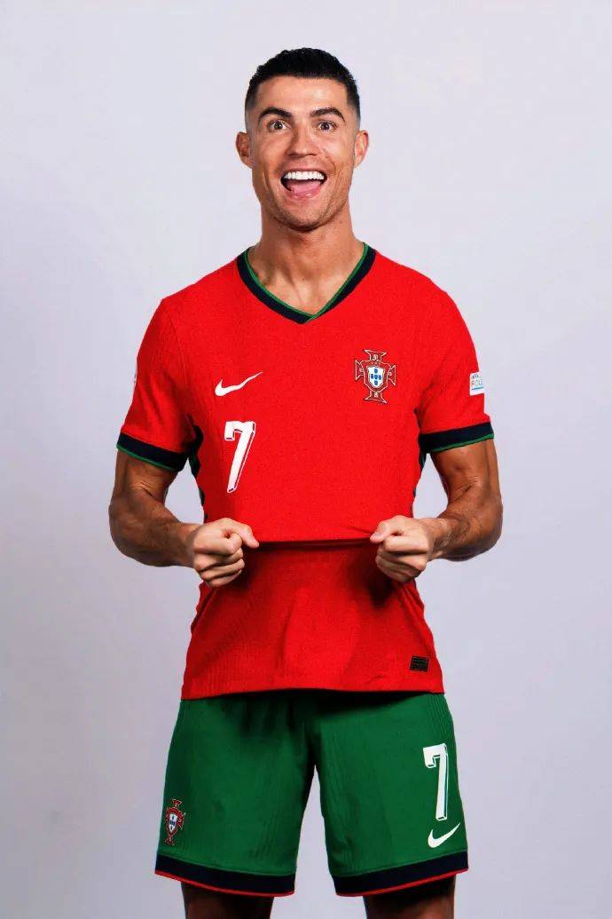 这是中后卫？范德芬长途奔袭神似孙兴慜的普斯卡什奖进球