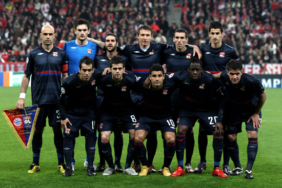 前锋远射破门，球迷现场尖叫