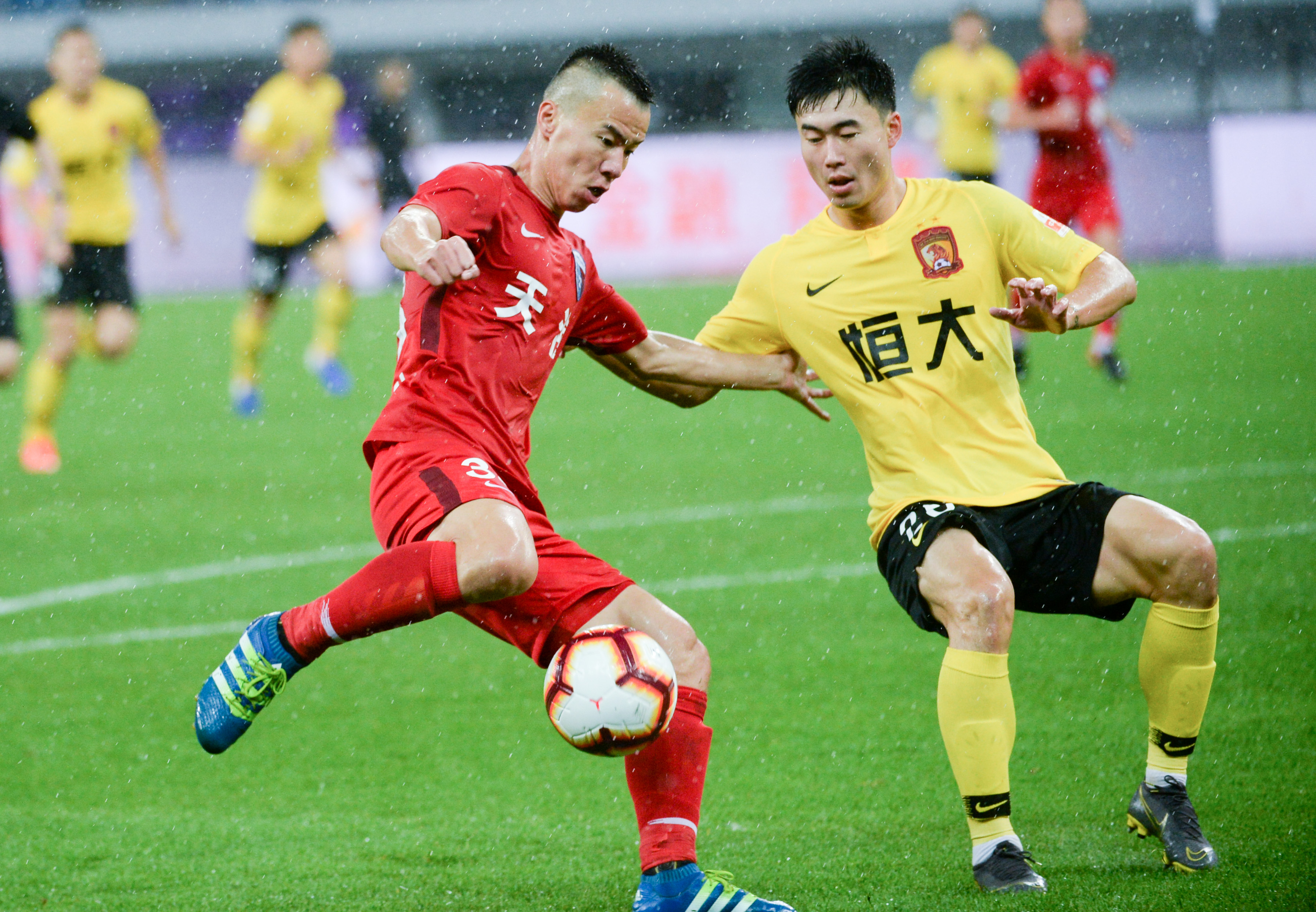 头槌助帕尔马连追两球逼平米兰，德尔普拉托当选全场最佳球员