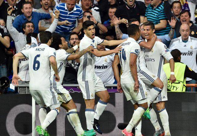 致敬李惠堂，赞助商犀旺送给魏祥鑫一颗柚子足球